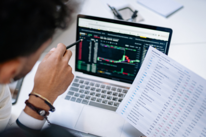 A curva de juros e seu papel nas decisões de investimento com Danilo Regis Fernando Pinto.