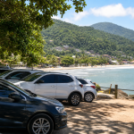 Veículos estacionados em área próxima à praia em Ubatuba, no litoral norte de São Paulo.