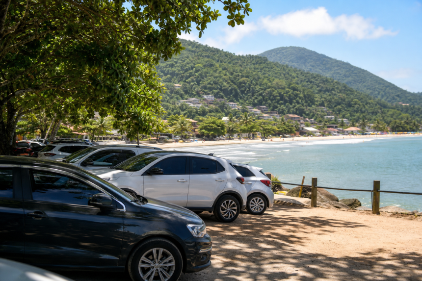 Veículos estacionados em área próxima à praia em Ubatuba, no litoral norte de São Paulo.